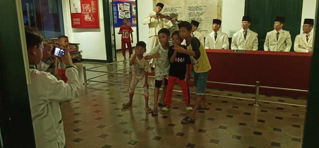 pengunjung di hari libur