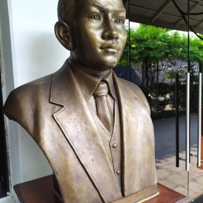 Patung Prof. MR. Soenario